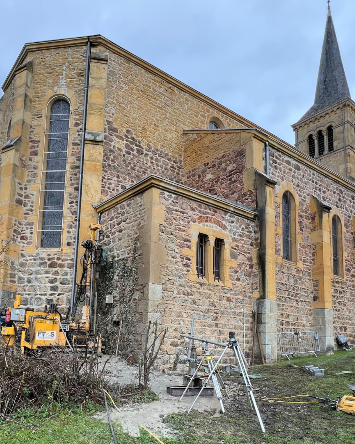 RSO d’une église : longrines de ceinture et scellements – Noailly (71)